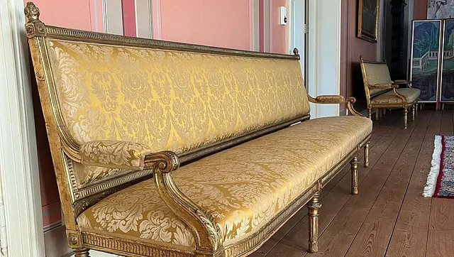 Restaurert benk i gull