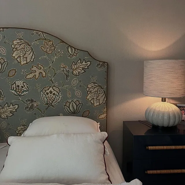 Seng med sengegavl og lampe