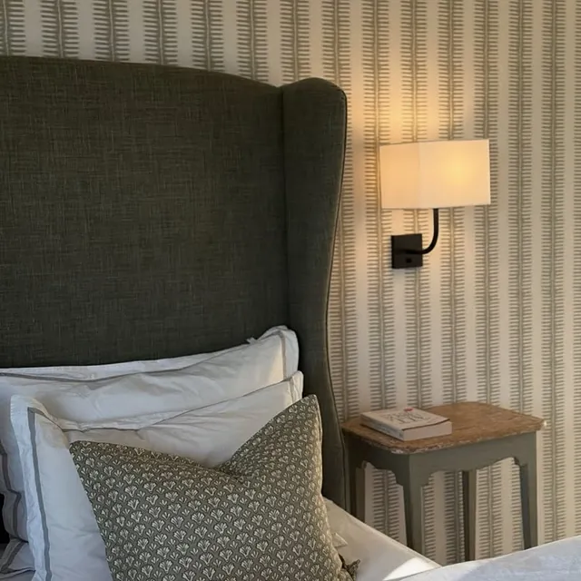 Seng med sengegavl, lampe og nattbord