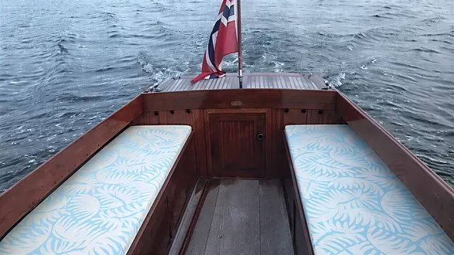 Båtinnredning med trukne sitteputer